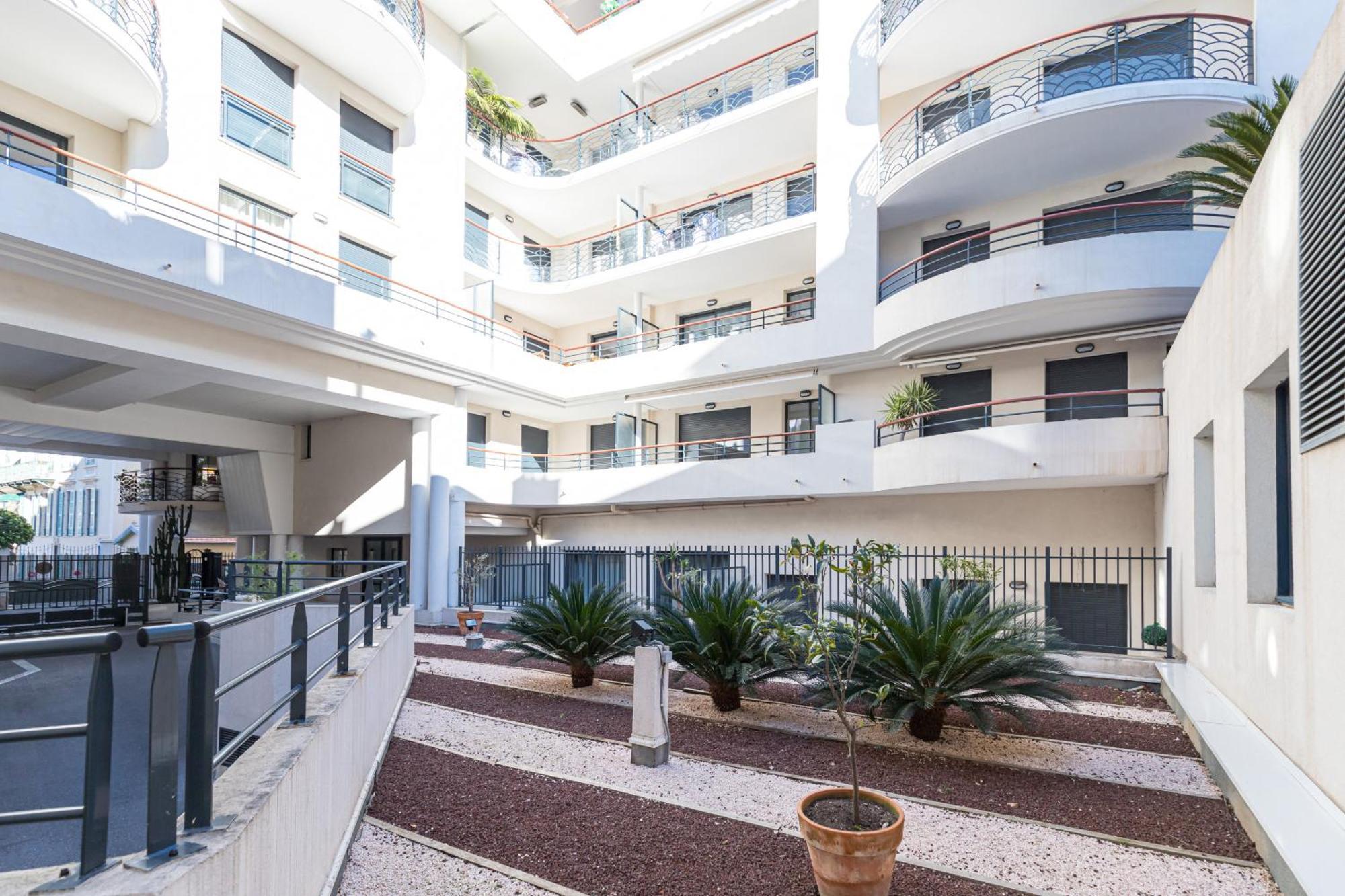 1 Bedroom Downtown Carré D'or With Garage Appartement Nice
