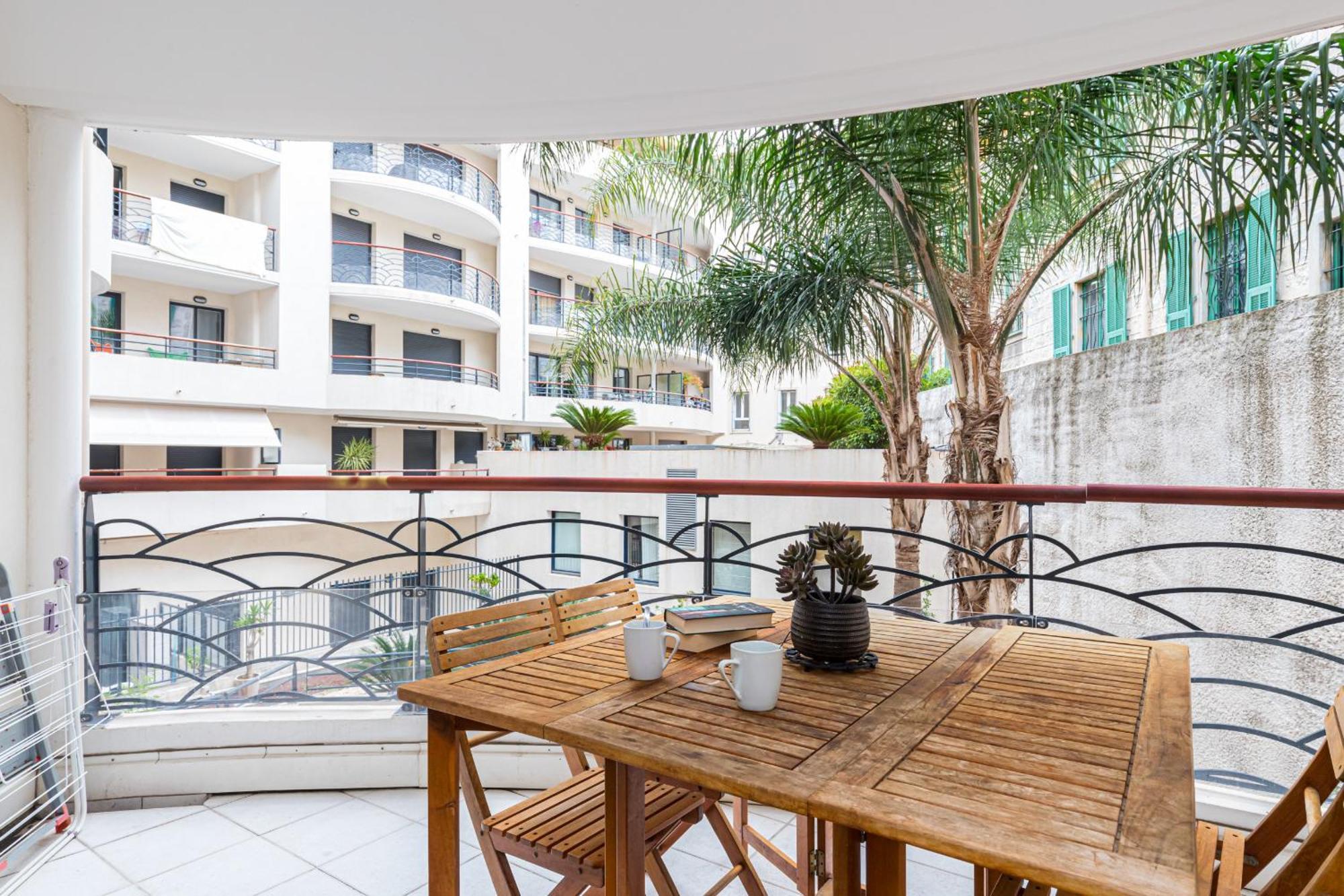 1 Bedroom Downtown Carré D'or With Garage Appartement